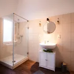 Daire Evelyns Apartment, Nahe Der Therme Und Dem Zentrum, Privat Parkplatz, Balkon, Highspeed-wlan *