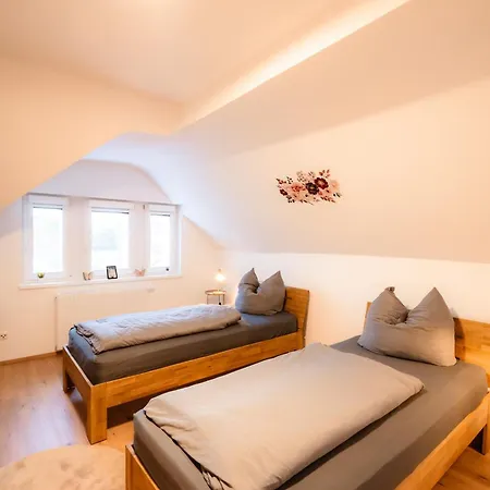 Evelyns Apartment, Nahe Der Therme Und Dem Zentrum, Privat Parkplatz, Balkon, Highspeed-wlan Lägenhet *